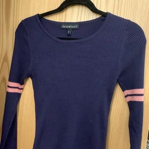 🌺 fitted long sleeve top from derek heart!